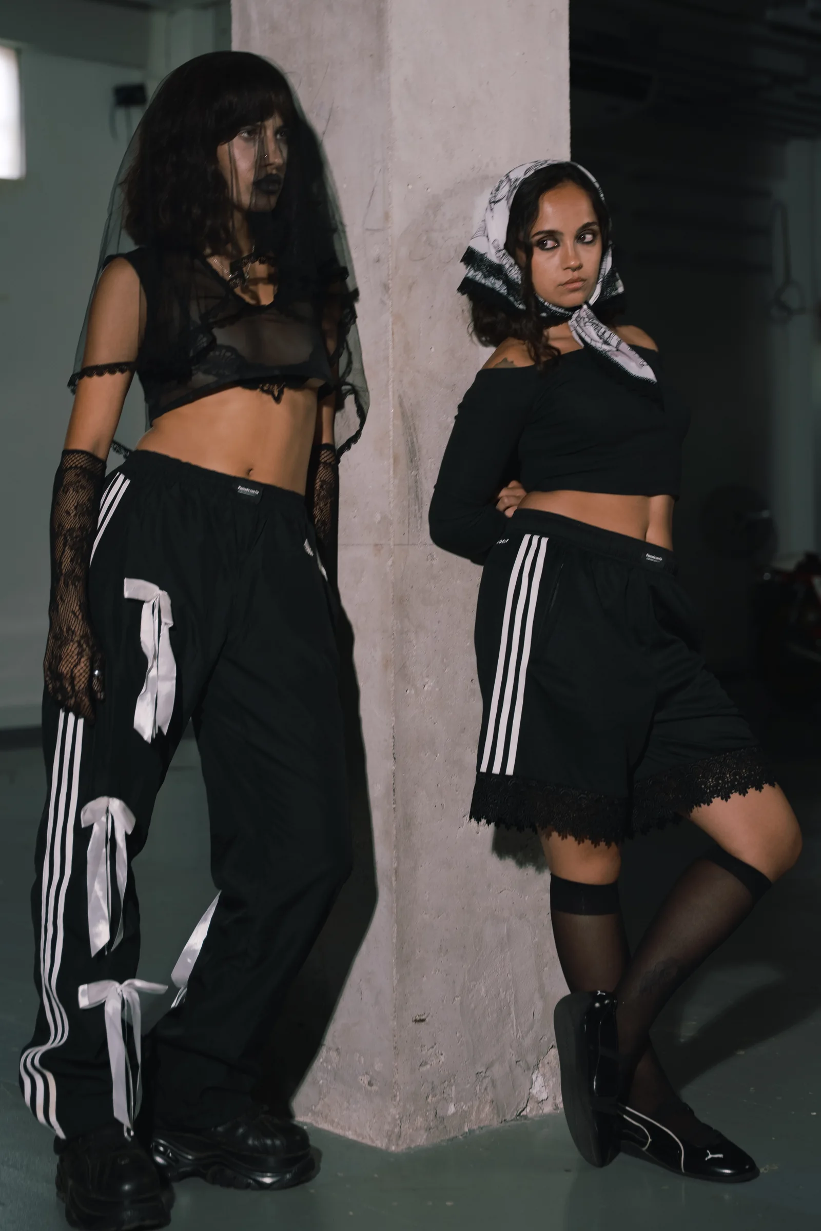Dous modelos con roupa negra nun editorial de moda de estética urbana
